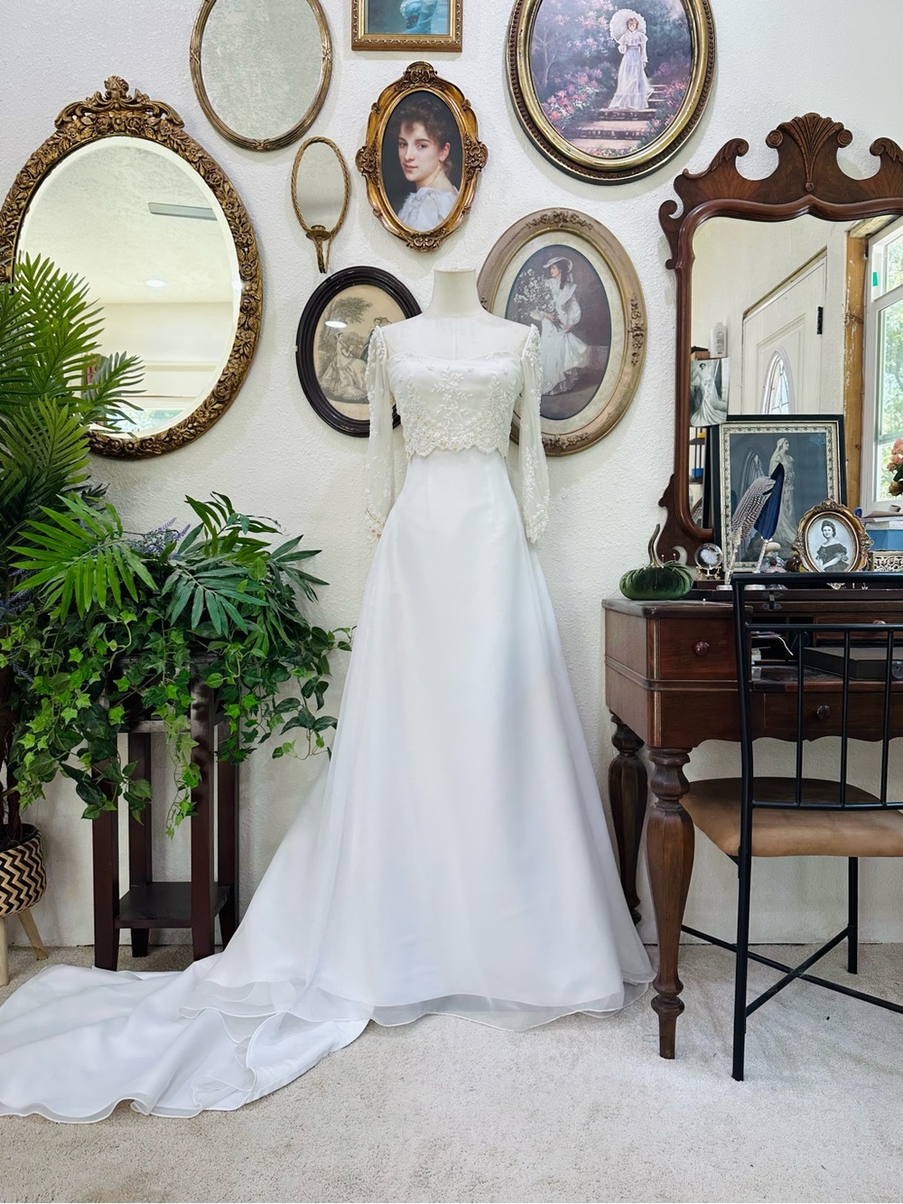 Classic White Lace Long-Sleeve Bridal Gown with Satin Skirt